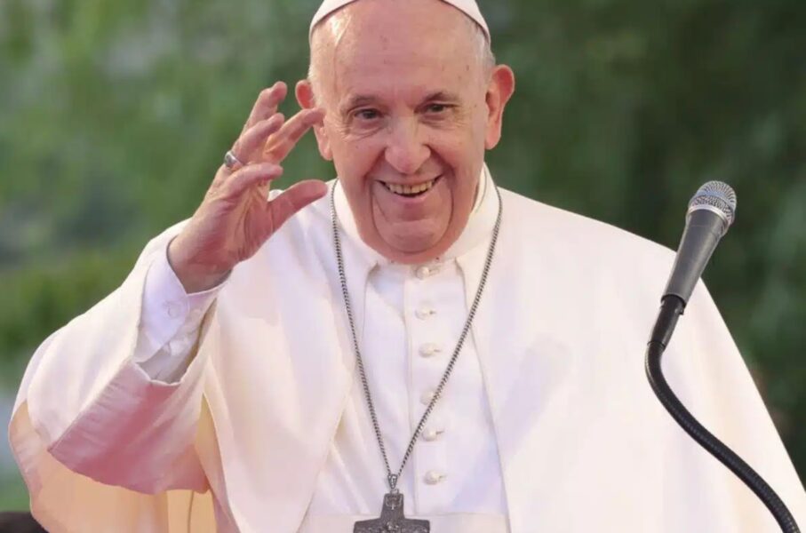 Operan con éxito al Papa Francisco de hernia abdominal