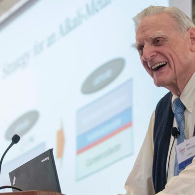 Muere John Goodenough, Premio Nobel quien revolucionó «lo recargable» por medio del litio.