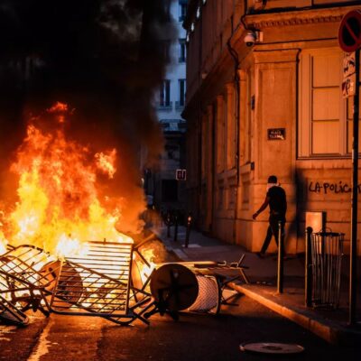 Francia vive ola de protestas tras caso de brutalidad policiaca