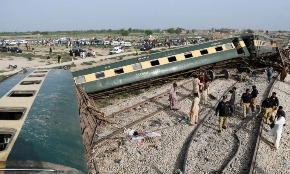 Decenas de muertos y heridos en Pakistán por accidente de tren
