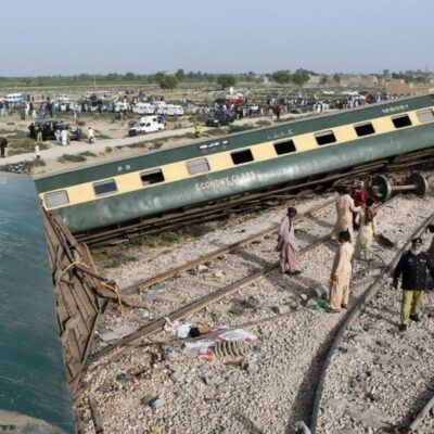 Decenas de muertos y heridos en Pakistán por accidente de tren