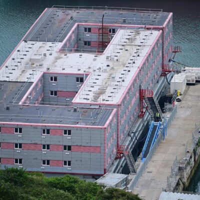 Reino Unido evacua la embarcación de solicitantes de asilo, Bibby Stockholm, ante la presencia de bacteria.