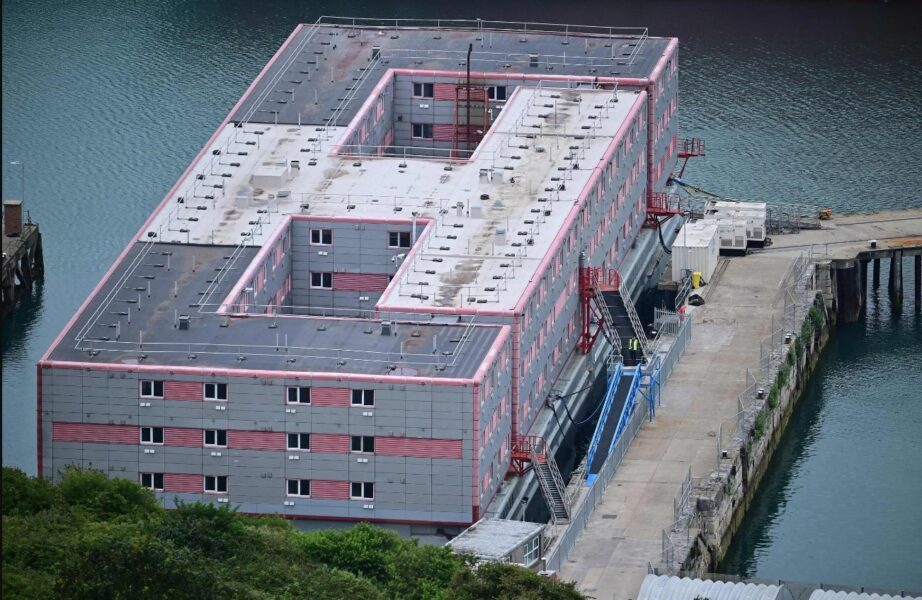 Reino Unido evacua la embarcación de solicitantes de asilo, Bibby Stockholm, ante la presencia de bacteria.