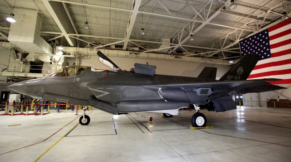 Encuentran restos de avión caza F-35 perdido tras eyección de piloto