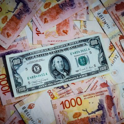 Argentina: dolarizar o no, el dilema que quita el sueño a los votantes