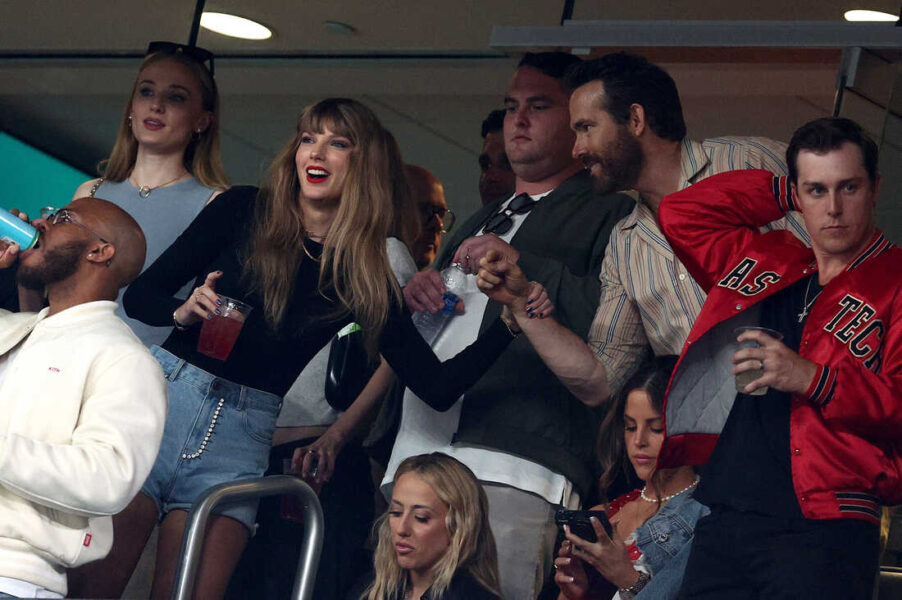 Taylor Swift, Ryan Reynolds y Hugh Jackman presentes en partido Kansas vs Jets