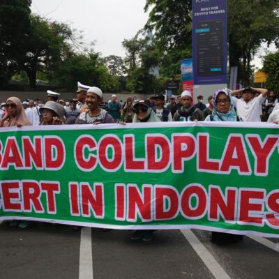 Cientos de musulmanes conservadores protestan por el concierto de Coldplay en Indonesia