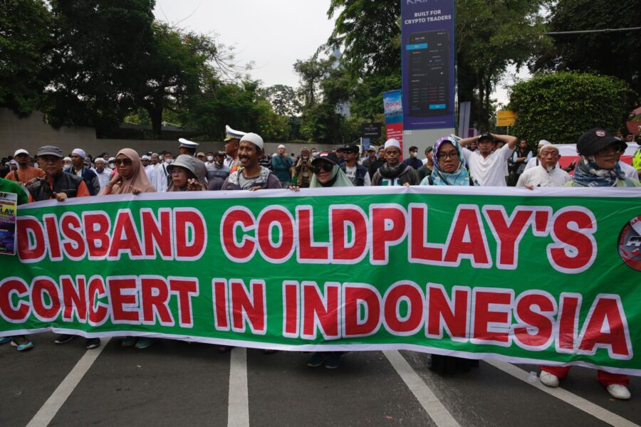 Cientos de musulmanes conservadores protestan por el concierto de Coldplay en Indonesia
