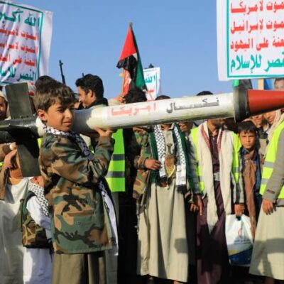 Rebeldes disparan misíles contra buque militar de Estados Unidos en Mar Rojo