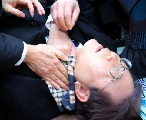 Lider de la oposición en Corea Del Sur es apuñalado en el cuello por atacante