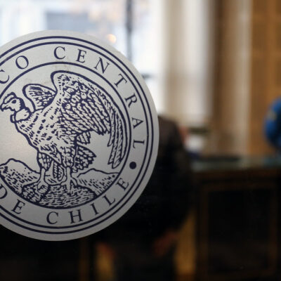 Expertos en política monetaria sugieren al Banco Central de Chile reducir las tasas de interés al 5,25%