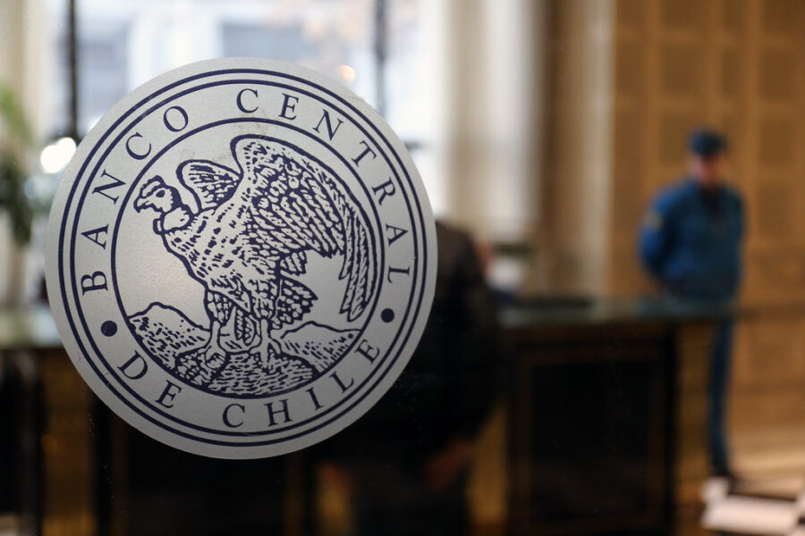 Expertos en política monetaria sugieren al Banco Central de Chile reducir las tasas de interés al 5,25%