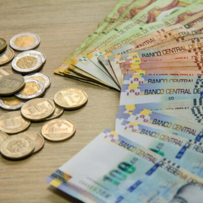 Propuesta de incremento salarial retrocede: Gobierno ajusta aumento del sueldo mínimo a solo S/ 105 desde los S/ 120 previstos.