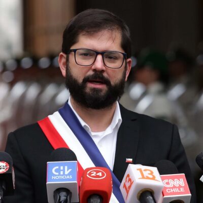Duras críticas en Chile al presidente Boric tras filtrarse su declaración sobre el Caso Monsalve