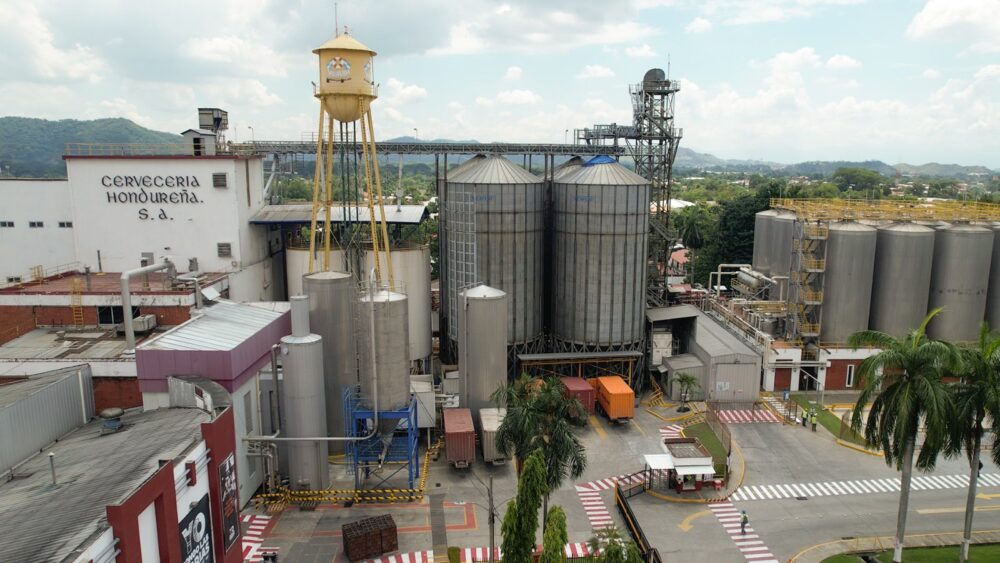 Preocupación en Honduras: Cervecería Hondureña evalúa el cierre de sus operaciones