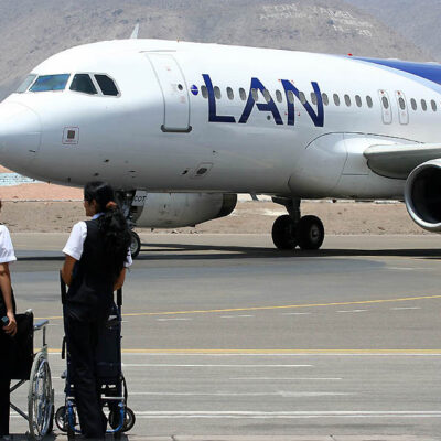 Aerolíneas en Chile alertan dificultades para cumplir con la Ley de Migraciones impulsada por el gobierno de Boric