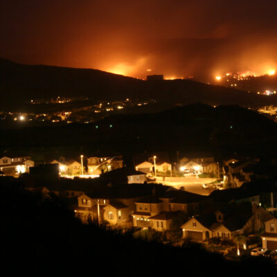 Incendios devastadores en California obligan a evacuar a miles, incluidas celebridades y millonarios