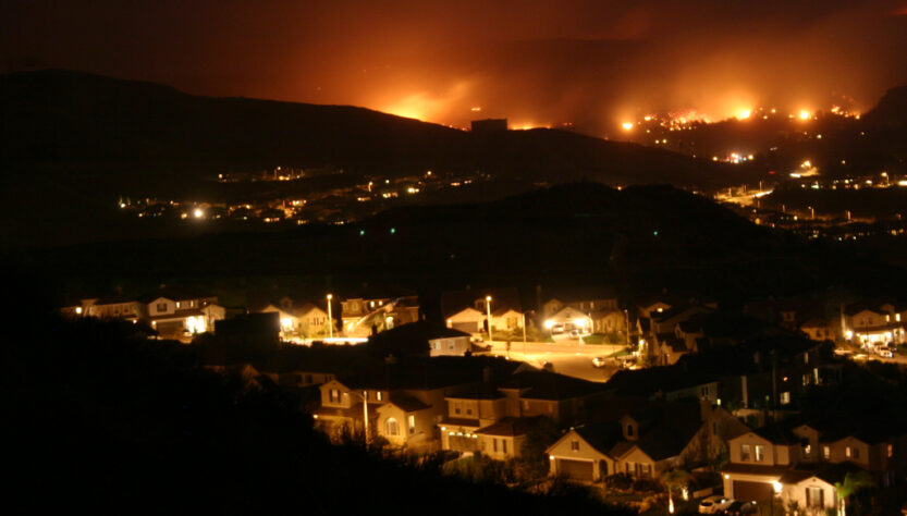 Incendios devastadores en California obligan a evacuar a miles, incluidas celebridades y millonarios