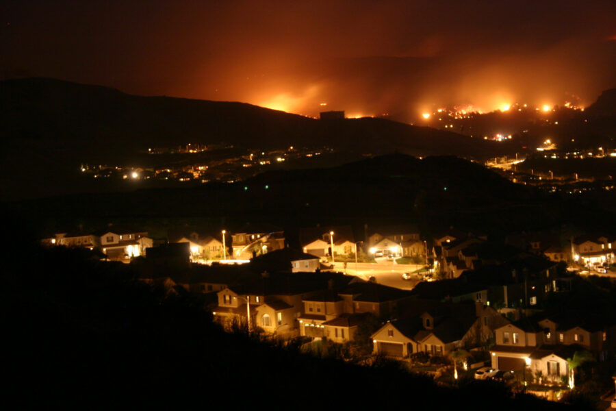 Incendios devastadores en California obligan a evacuar a miles, incluidas celebridades y millonarios