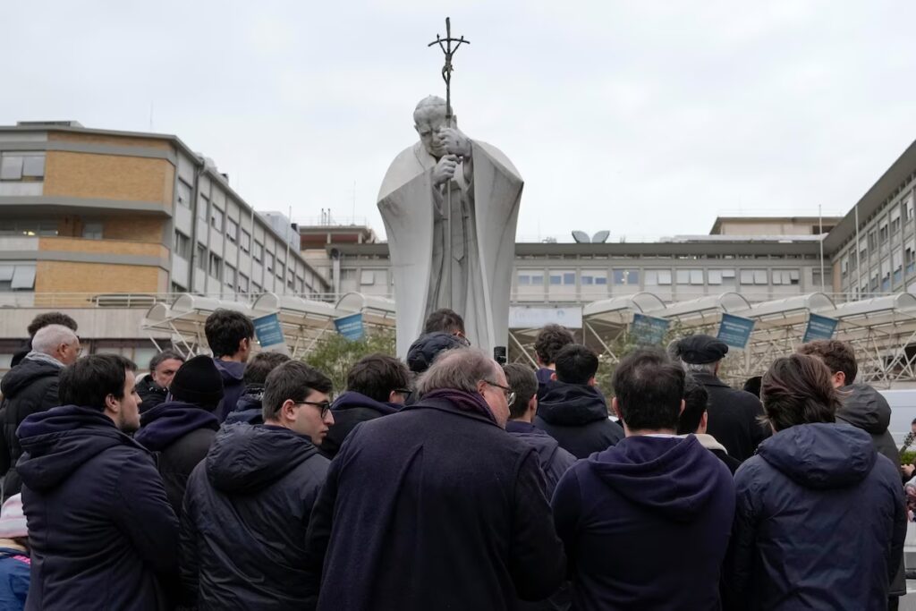 Grupo de personas ora en las afueras de la Policlínica Agostino Gemelli, donde el papa Francisco está hospitalizado. Lunes 24 de febrero 2025, en Roma. (FOTO: AP/Gregorio Borgia)