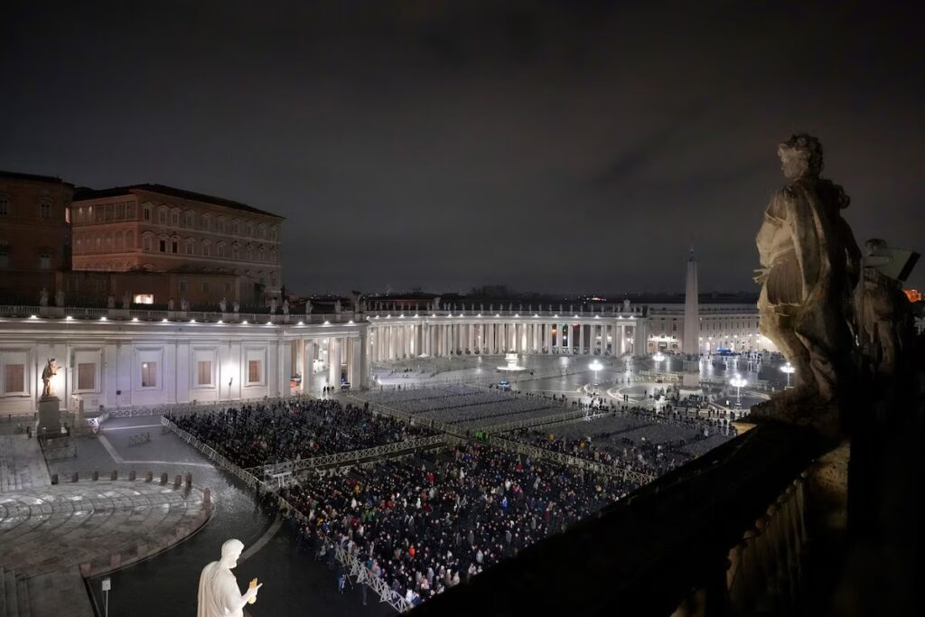 Fieles asisten al rezo del rosario por la salud del papa Francisco, en la Plaza de San Pedro del Vaticano, el 24 de febrero 2025. (FOTO: AP/Kirsty Wigglesworth)