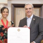 Zoe Saldaña es condecorada en República Dominicana por presidente Luis Abinader