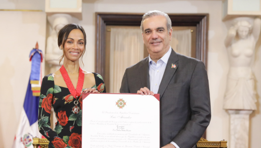 Zoe Saldaña es condecorada en República Dominicana por presidente Luis Abinader