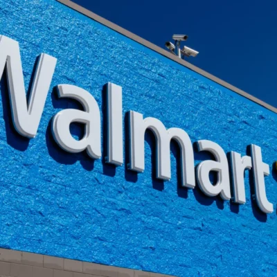 Walmart anticipa alzas de precios ante impacto de aranceles