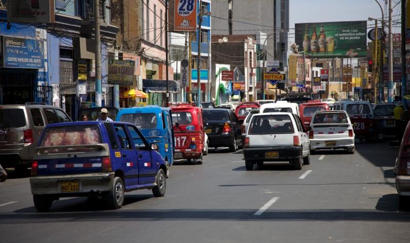 Policía captura a dos sujetos tras robo en transporte público en Comas
