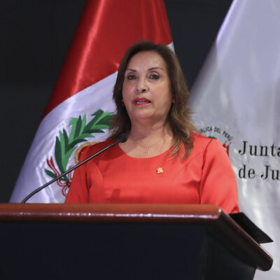 Perú: Delia Espinoza denuncia un ataque a la democracia, pese a su destitución