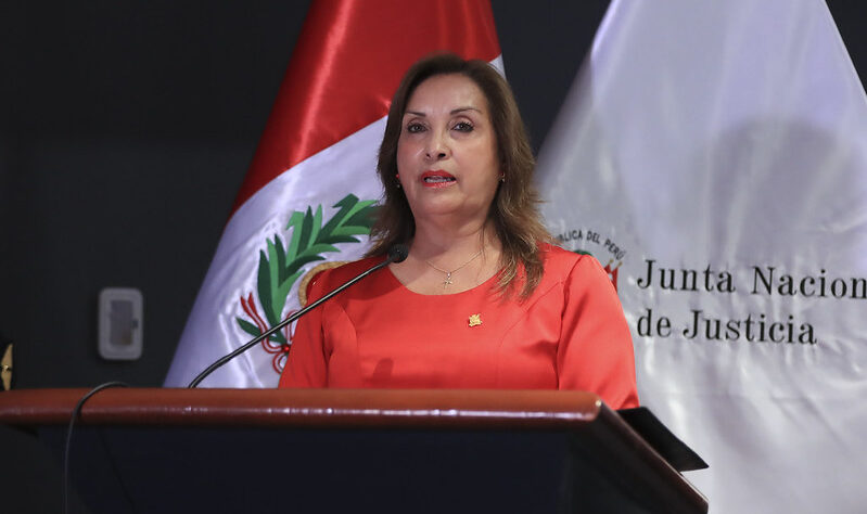 Perú: Delia Espinoza denuncia un ataque a la democracia, pese a su destitución