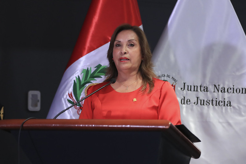 Perú: Delia Espinoza denuncia un ataque a la democracia, pese a su destitución