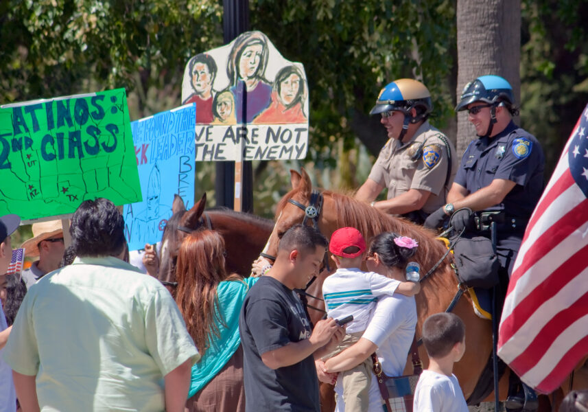 En California redadas migratorias provocan protestas y acciones legales