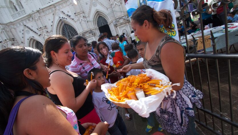 De la precariedad a la independencia: Trabajadoras domésticas impulsan sus emprendimientos en el «Mercadito»