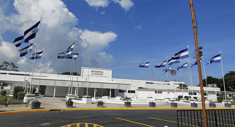 Detienen a mujer por hacerse pasar por médica y realizar cirugías en El Salvador