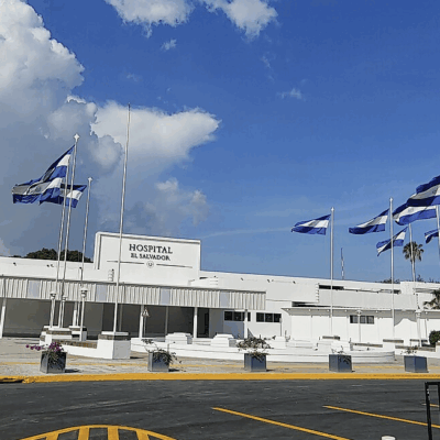 Detienen a mujer por hacerse pasar por médica y realizar cirugías en El Salvador