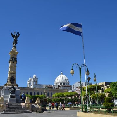 Economía de El Salvador: perspectivas mixtas con desaceleración y consumo como motores