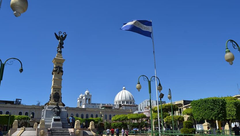 Economía de El Salvador: perspectivas mixtas con desaceleración y consumo como motores