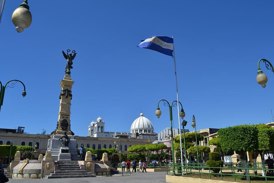 Economía de El Salvador: perspectivas mixtas con desaceleración y consumo como motores