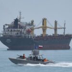 Avance de los hutíes amenaza otra ruta clave para el petróleo mundial mientras Ormuz sigue bajo presión