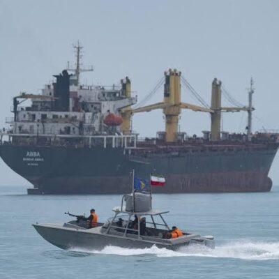 Avance de los hutíes amenaza otra ruta clave para el petróleo mundial mientras Ormuz sigue bajo presión