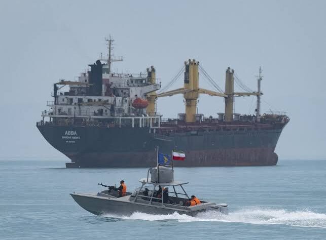 Avance de los hutíes amenaza otra ruta clave para el petróleo mundial mientras Ormuz sigue bajo presión