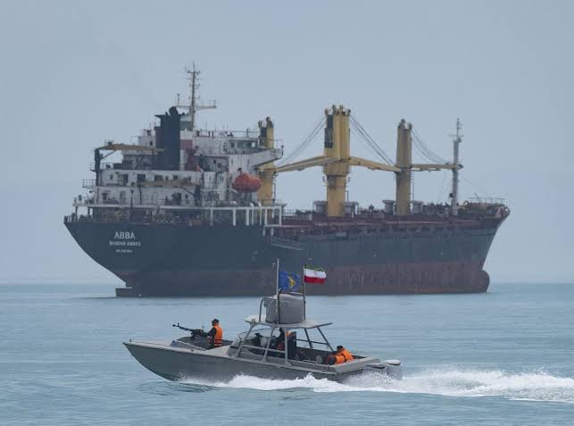 Avance de los hutíes amenaza otra ruta clave para el petróleo mundial mientras Ormuz sigue bajo presión